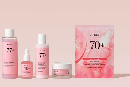	En upps&auml;ttning Anua hudv&aring;rdsprodukter i rosa f&ouml;rpackningar, inklusive toner, serum, ansiktskr&auml;m och en ansiktsmask, p&aring; en ljusrosa bakgrund.